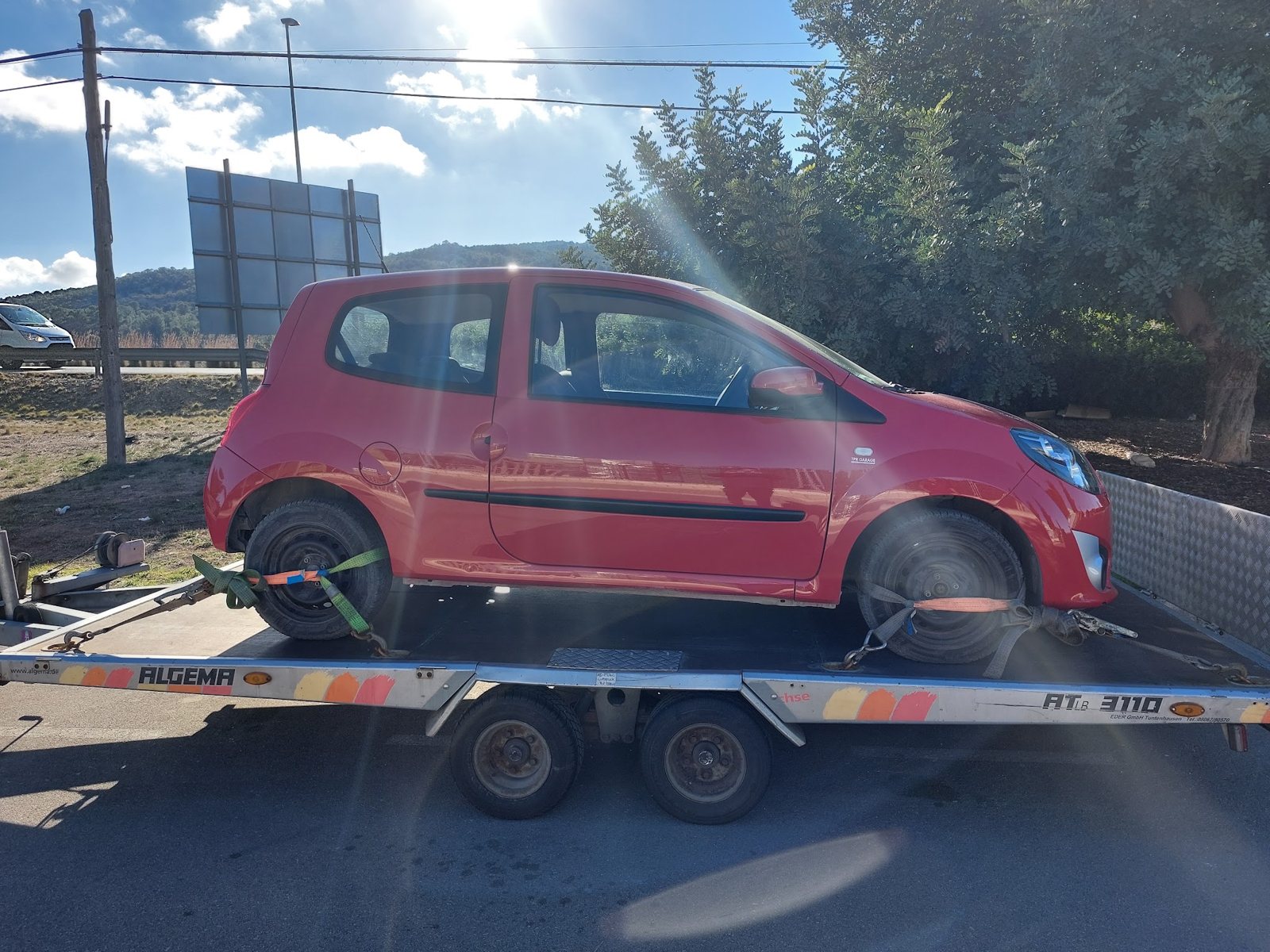 Rotes Auto auf dem Fahrzeuganhänger