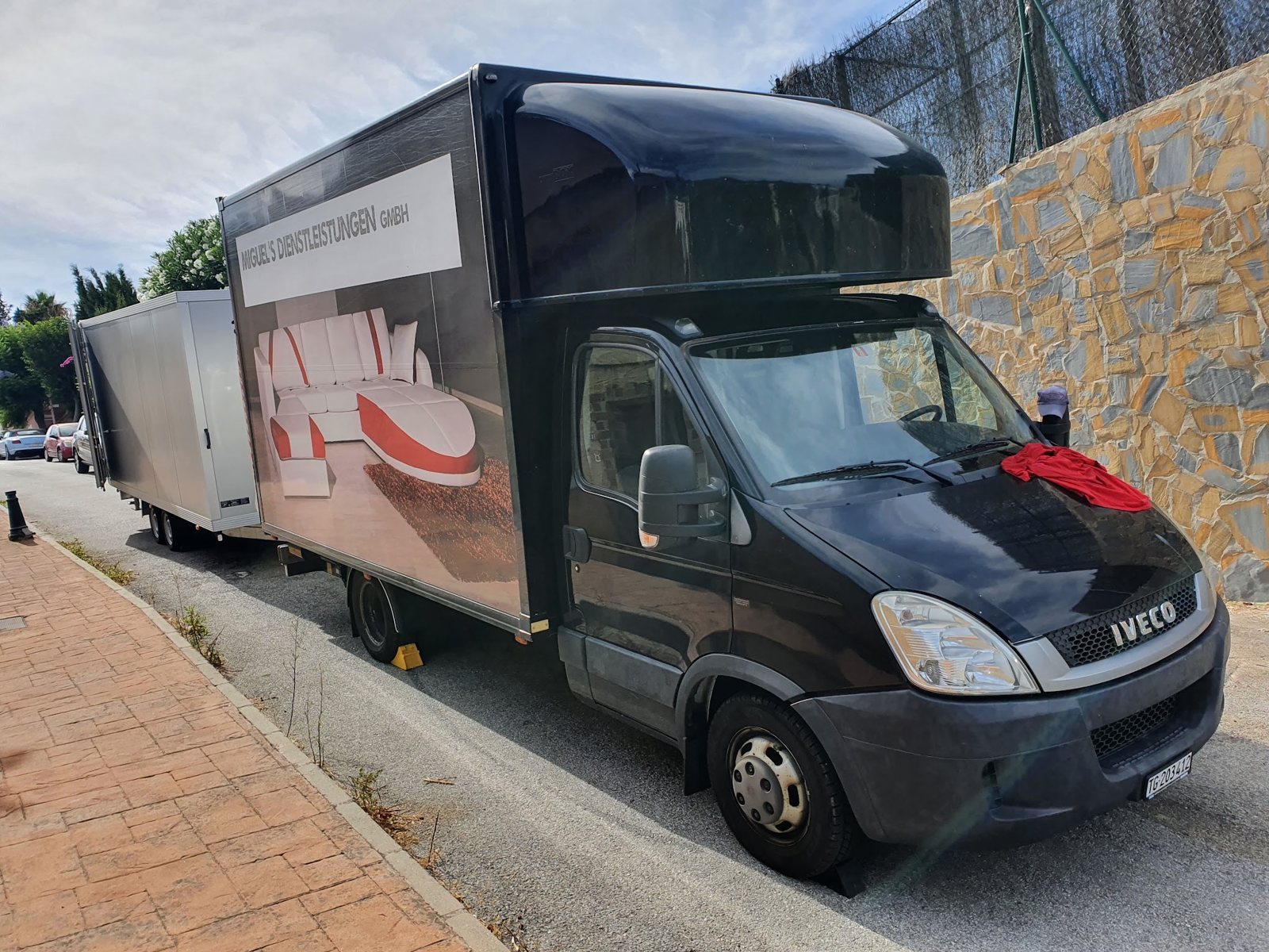 Lastwagen mit Sofa-Motiv am Strassenrand