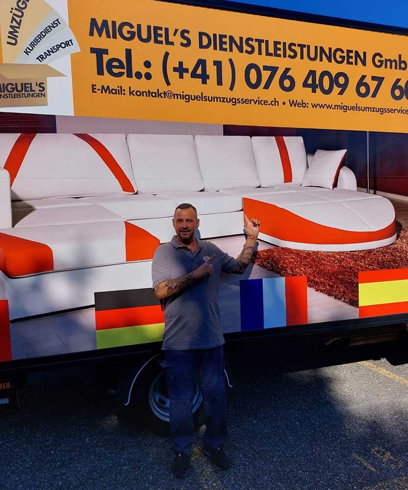 Miguel Romero Garcia vor dem beschrifteten Lastwagen