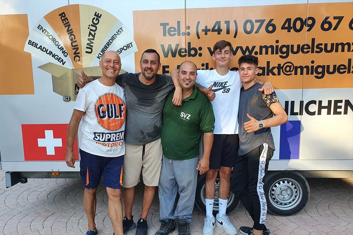 Das Team von Miguel’s Dienstleistungen vor dem beschrifteten Fahrzeug