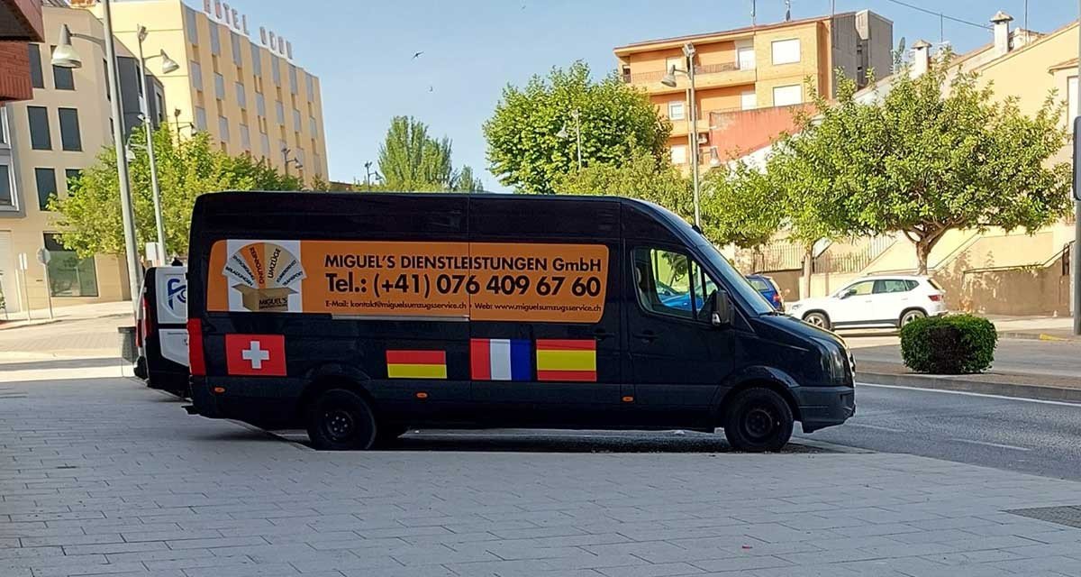 Beschrifteter Transporter in einer Stadt in Spanien